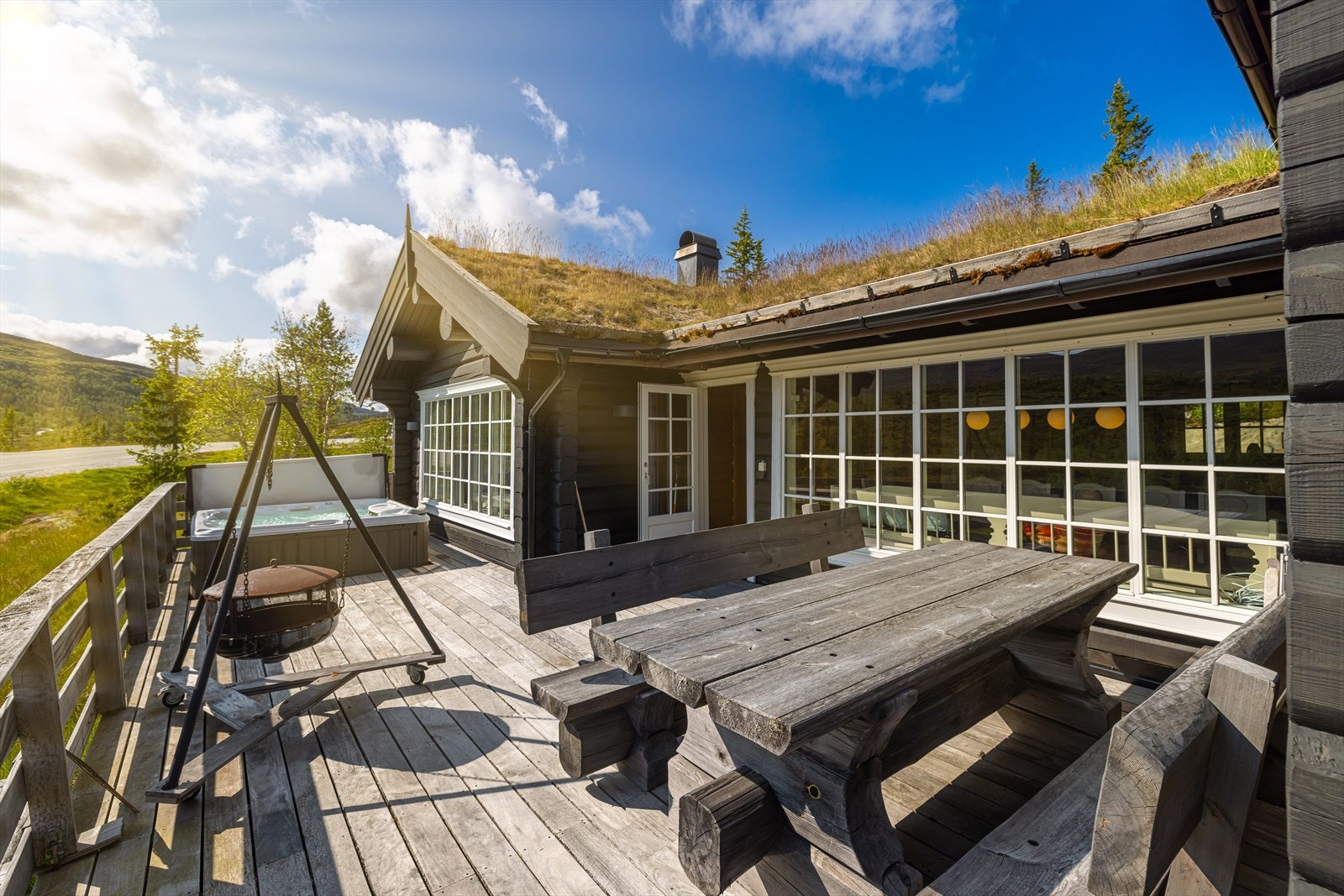 Svært romslig terrasse på hele 44 kvm gir god plass til sittegruppe, grill og jacuzzi. Foto: Henrik Strømstad Galleribilde