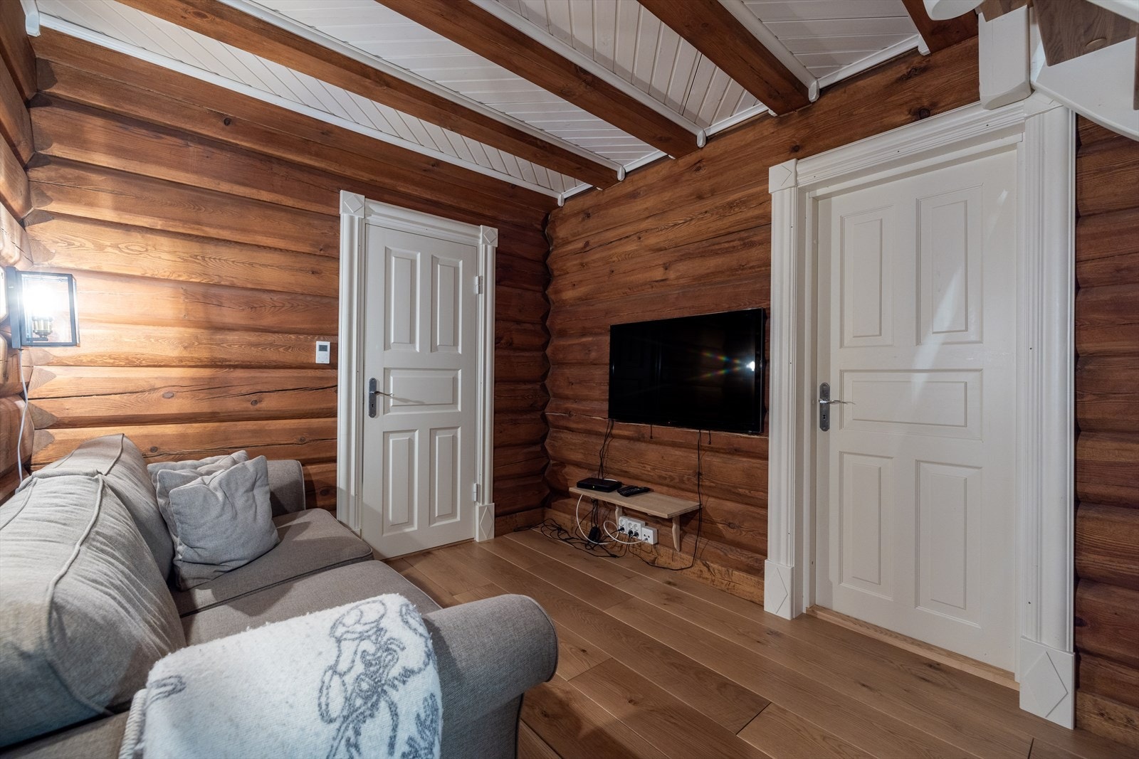 Tilbaketrukket TV-krok under trapperom for avslapning mellom slagene Galleribilde