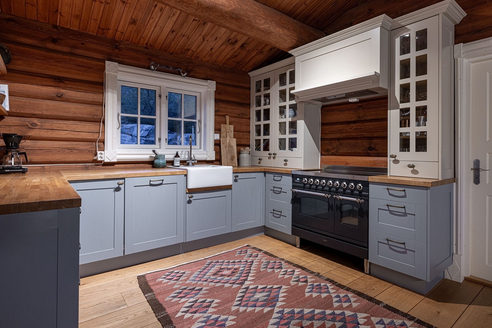 Pent og funksjonelt kjøkken med integrerte hvitevarer Galleribilde