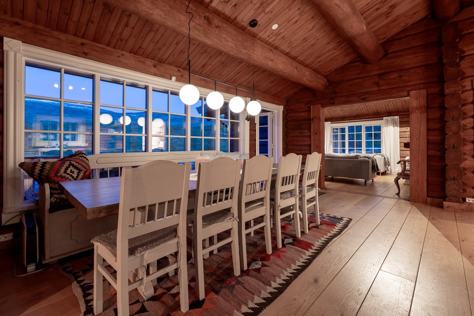 Kjøkken og spisestue er i åpen løsning, med to stuer på rad skaper en luftig og ekslusiv romfølelse Galleribilde