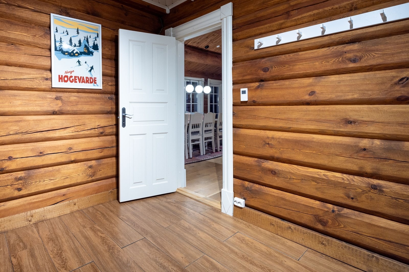 Inngang til kjøkkenet fra entréen - hele første etasje har vannbåren gulvvarme Galleribilde