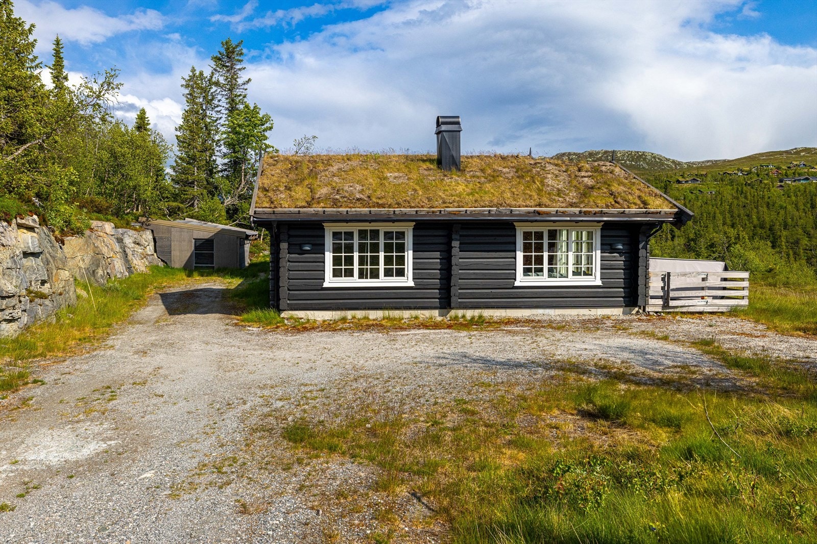 Godt med biloppstillingsplass på gårdsplassen - her er det plass til toflere biler på langsiden og på kortsiden Galleribilde