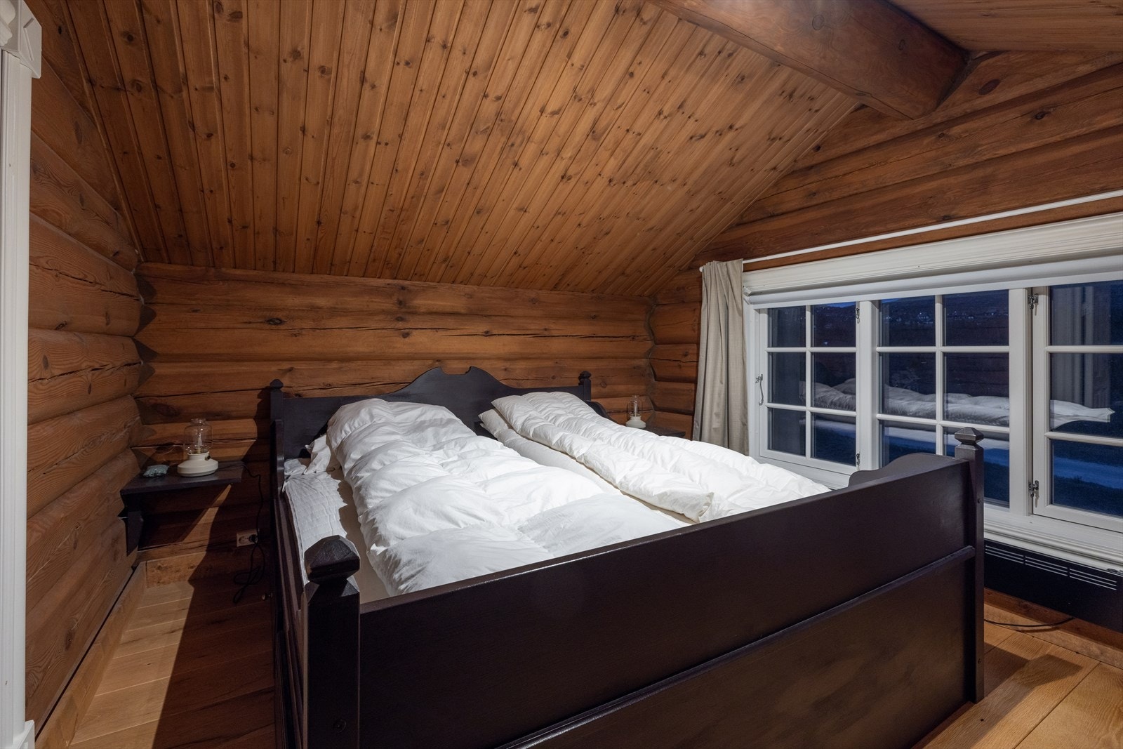 Soverom i andre etasje med plass til stor seng og nattbord Galleribilde