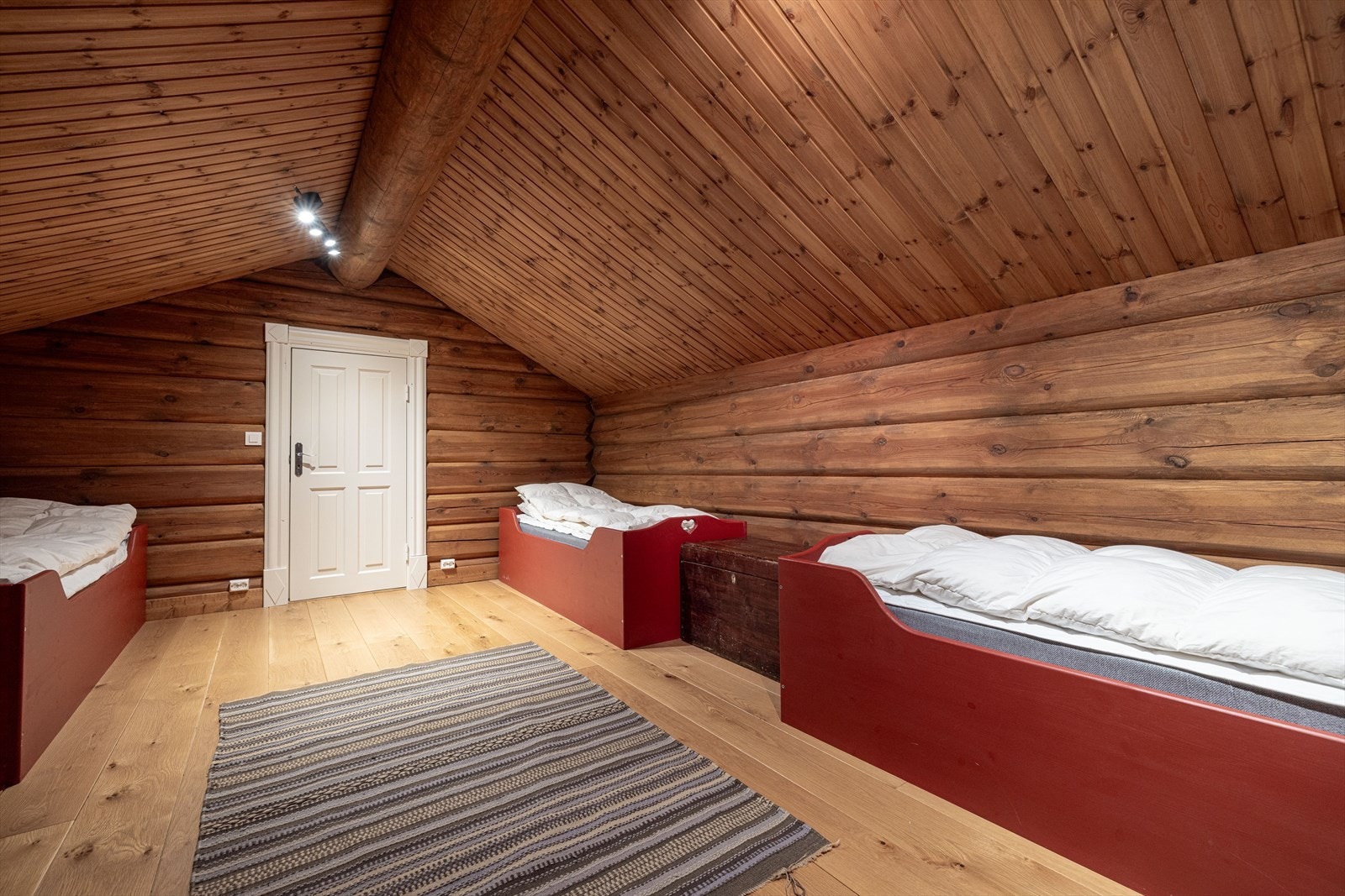 I andre etasje er det panelovner som sørger for ekstra varme på vinterstid Galleribilde