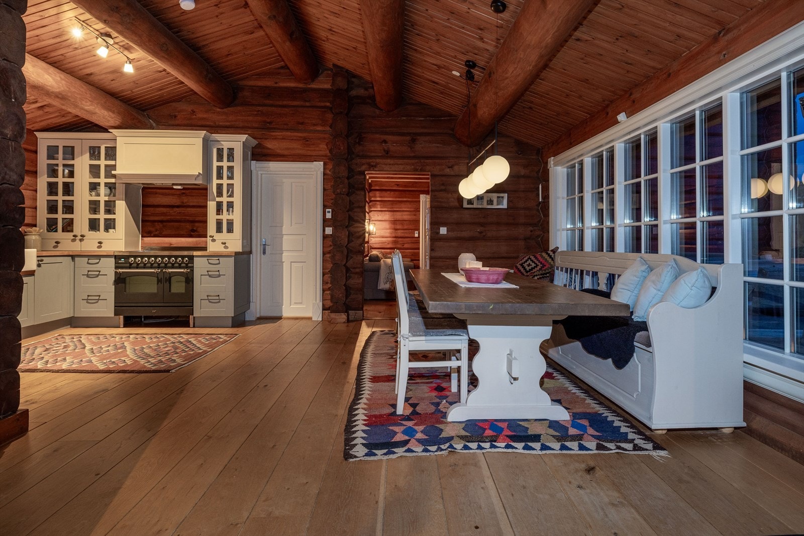 Klassisk laftehytte fra 2013 over to plan, med 2 bad og 4 soverom, og stor terrasse med fantastiske solforhold Galleribilde