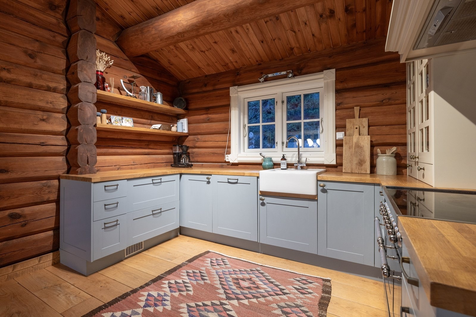 Rikelig med oppbevaringsplass i benker og skap Galleribilde