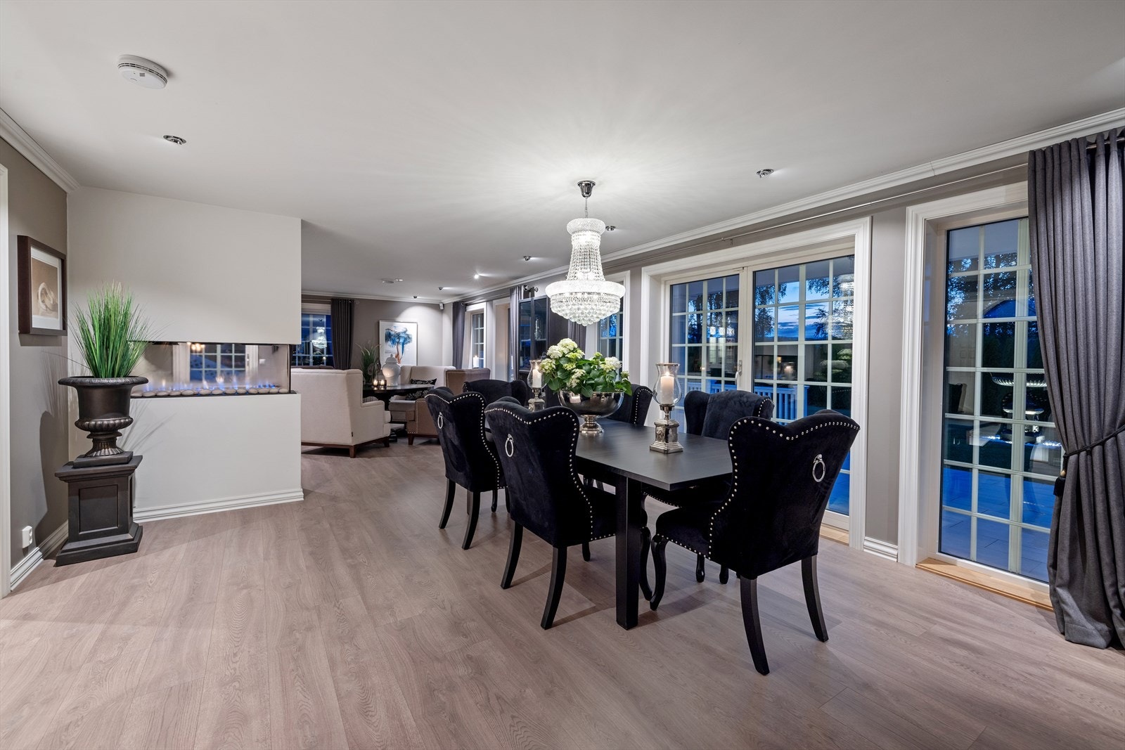 Det er totalt 97 justerbare downlights med LED i boligen Galleribilde