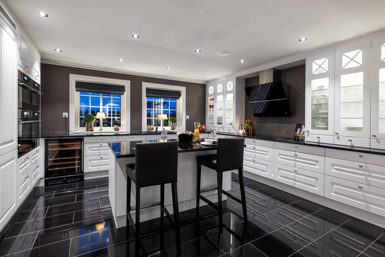 Kjøkkenet har integrerte hvitevarer av høy kvalitet. Her finner man både vinskap, dampovn, micro og stekeovner. Galleribilde