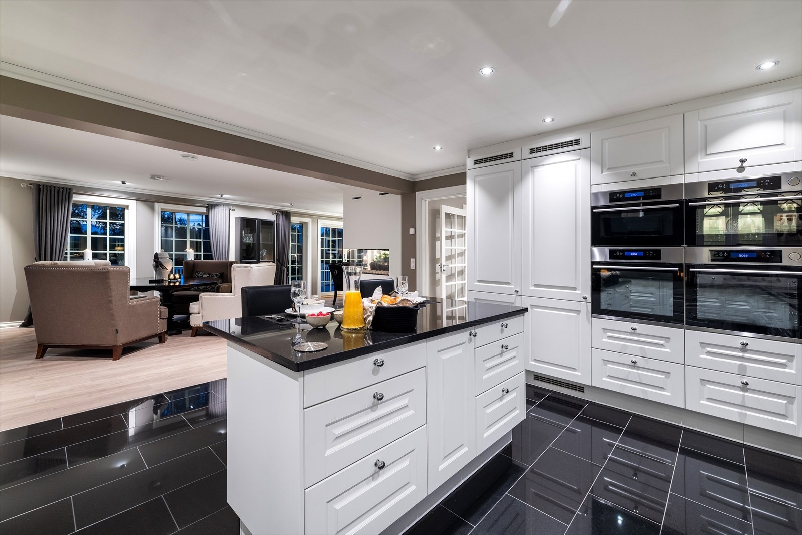 Kjøkkenøya har også steinplate og strøm. Et ypperlig sted å bake. Galleribilde