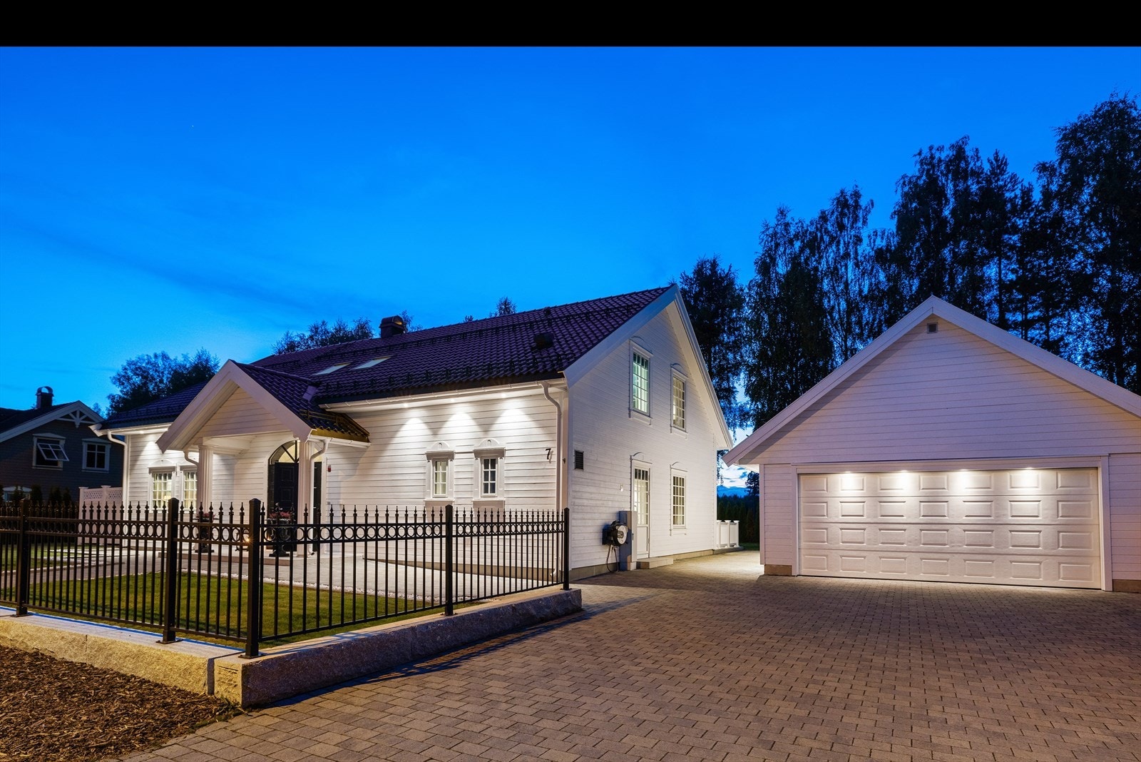 Eiendommen har en nydelig opparbeidet tomt og dobbel-garasje. Galleribilde