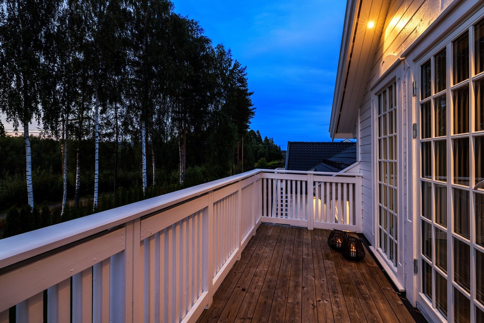 Utenfor dette rommet er det en hyggelig luftebalkong med nydelig kveldssol. Galleribilde