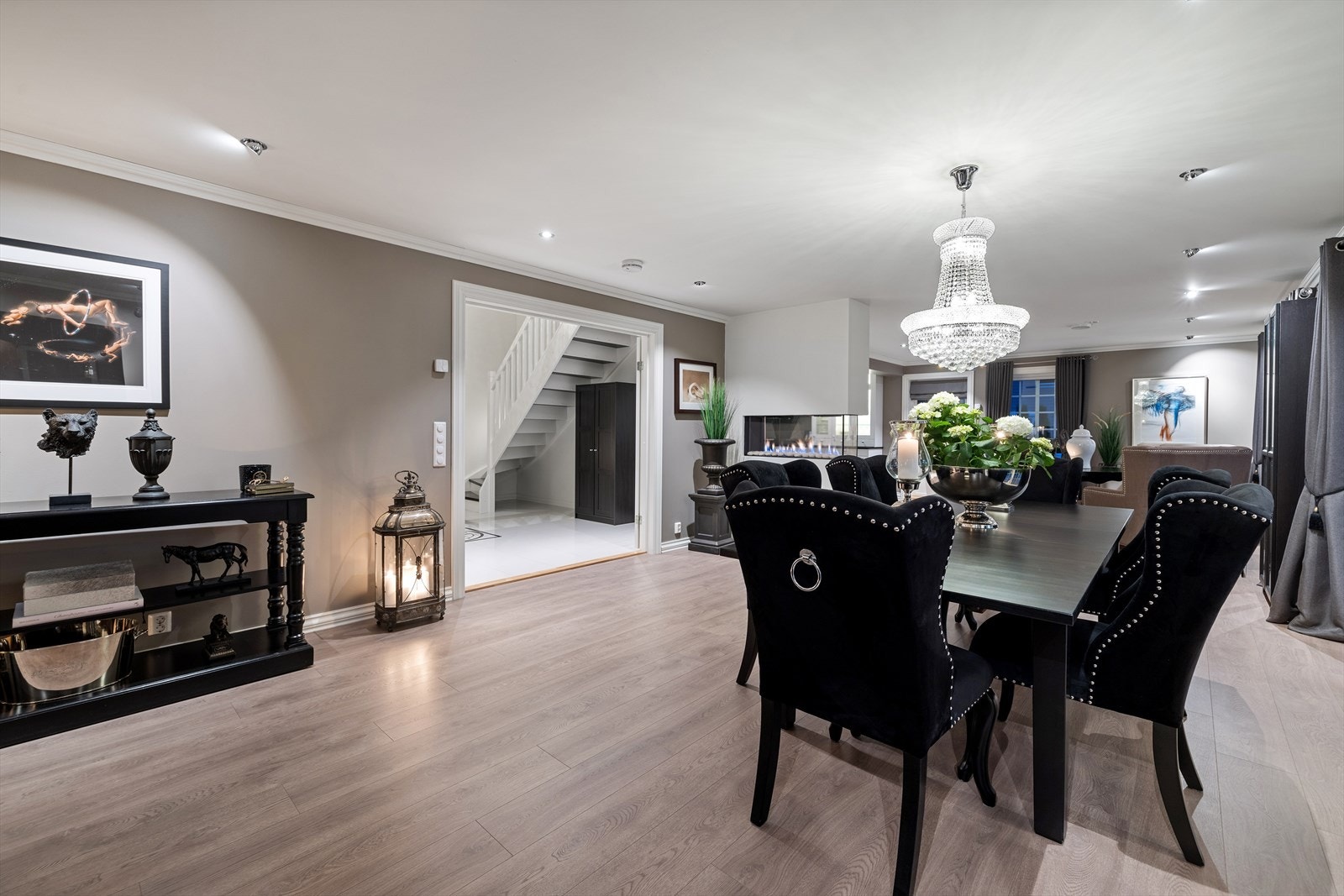 Fra den luftige hallen ledes man inn i stuen. Galleribilde