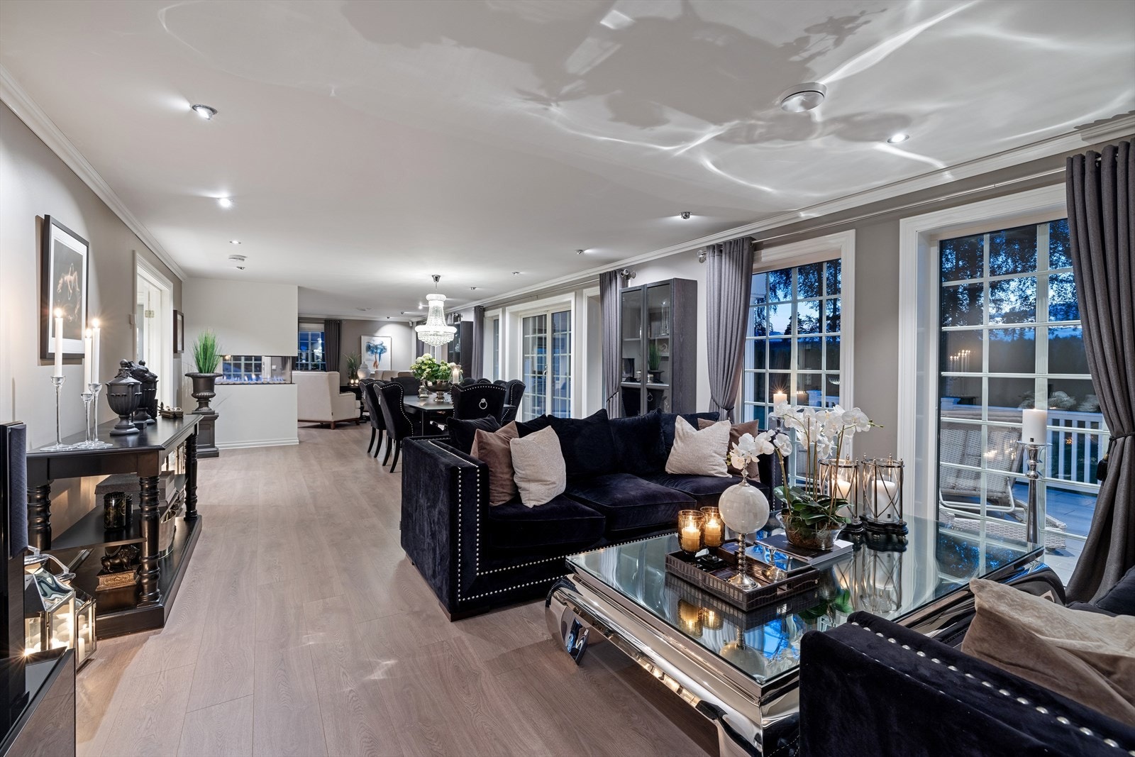 De store vinduene går ned til gulvet. Dette skaper både flotte lysforhold, men også et eksklusivt preg. Galleribilde