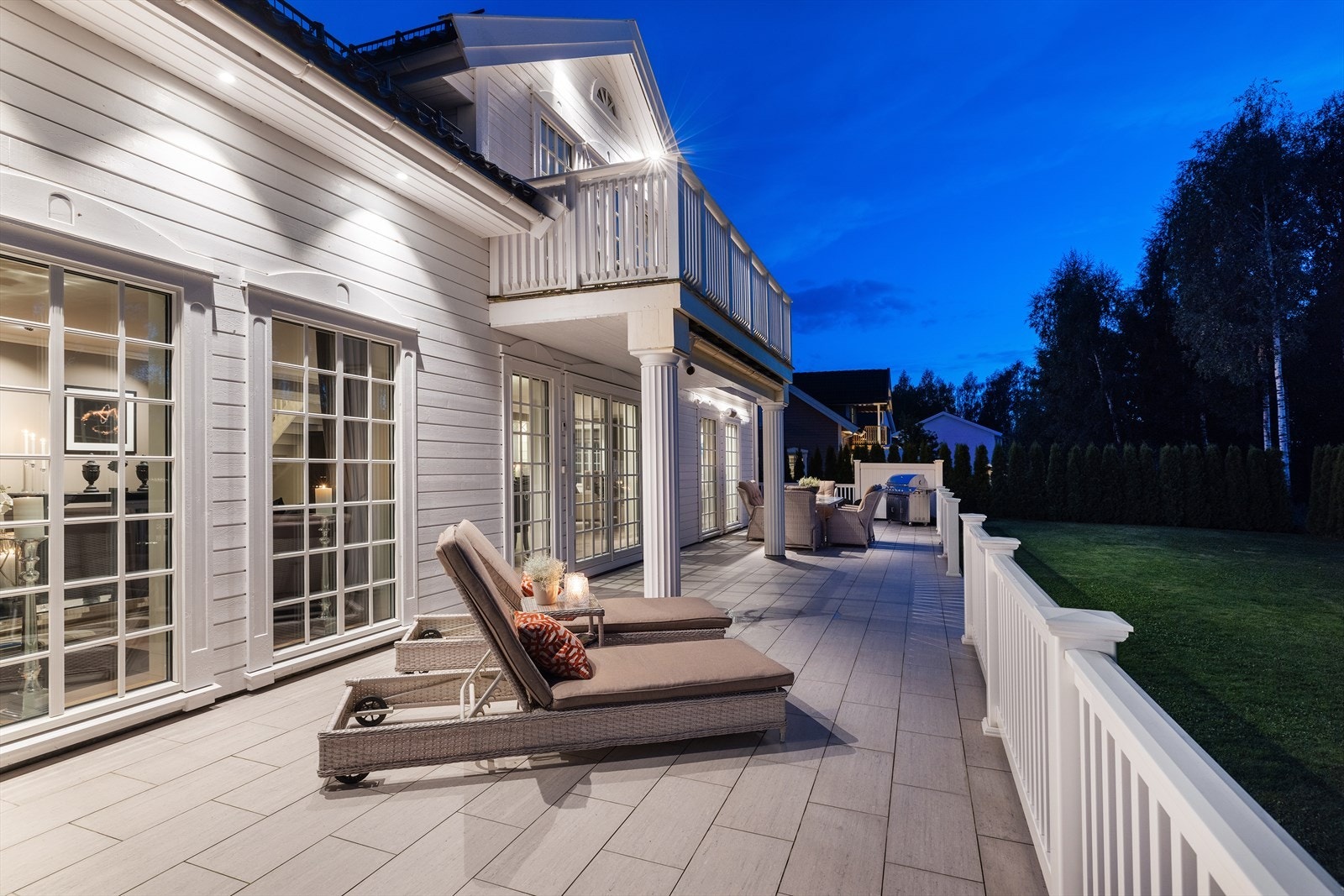 Belysningen utendørs er gjennomtenkt og rammer fint inn huset på kveldstid. Galleribilde