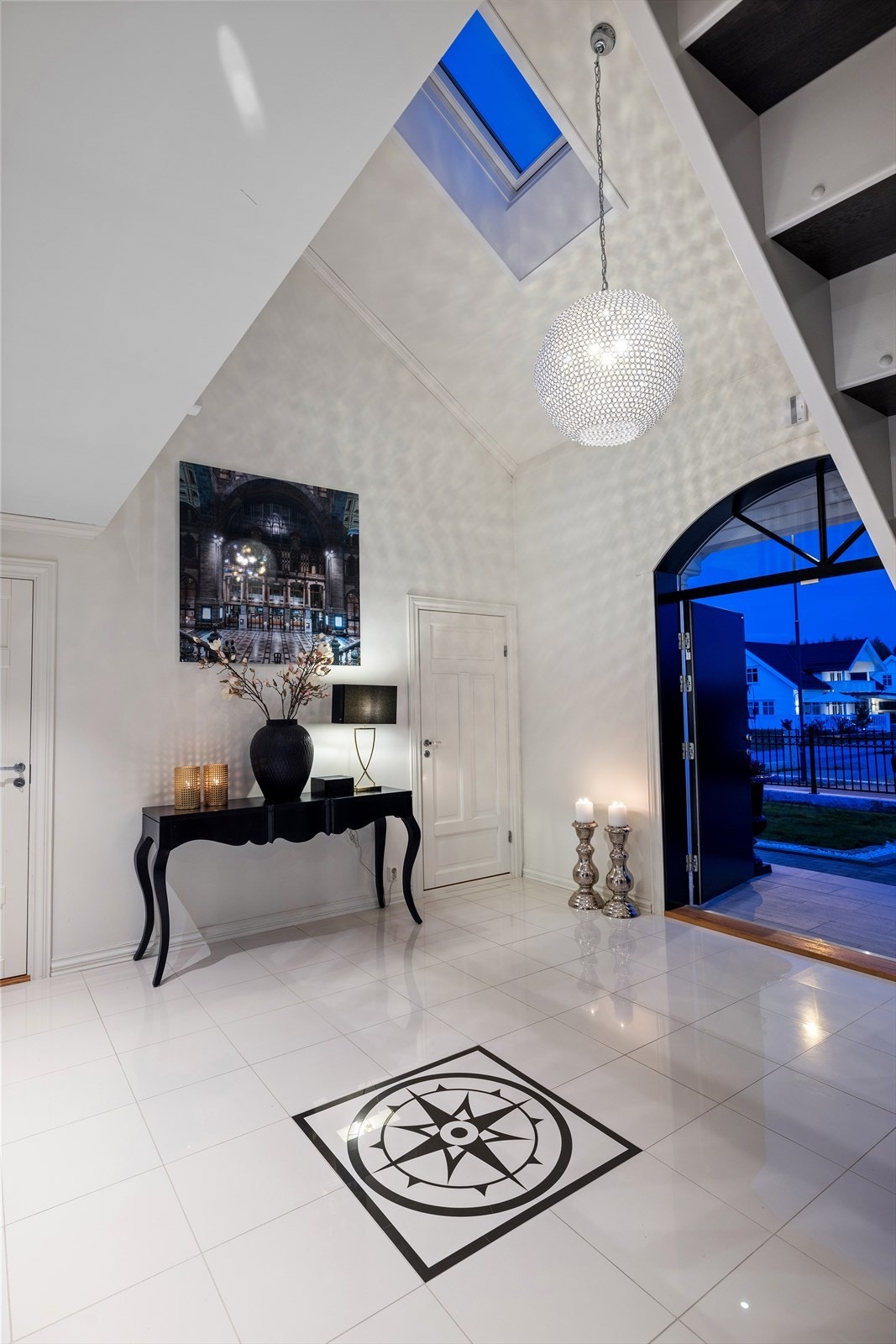 Både gjestetoalett og vaskerom har adkomst fra hallen. Galleribilde