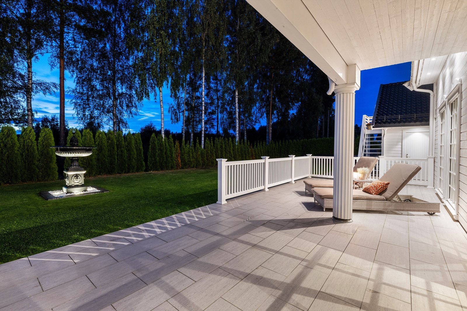 Hele terrassen er flislagt med delikate fliser som er enkle å rengjøre. Galleribilde