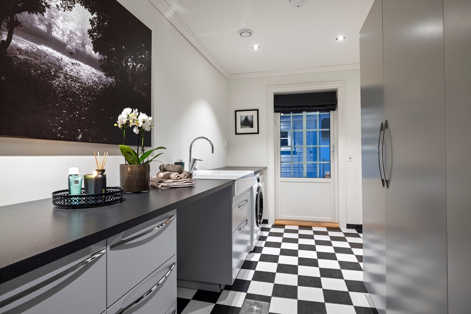 Vaskerommet er delikat innredet og har en praktisk dør rett ut. Galleribilde