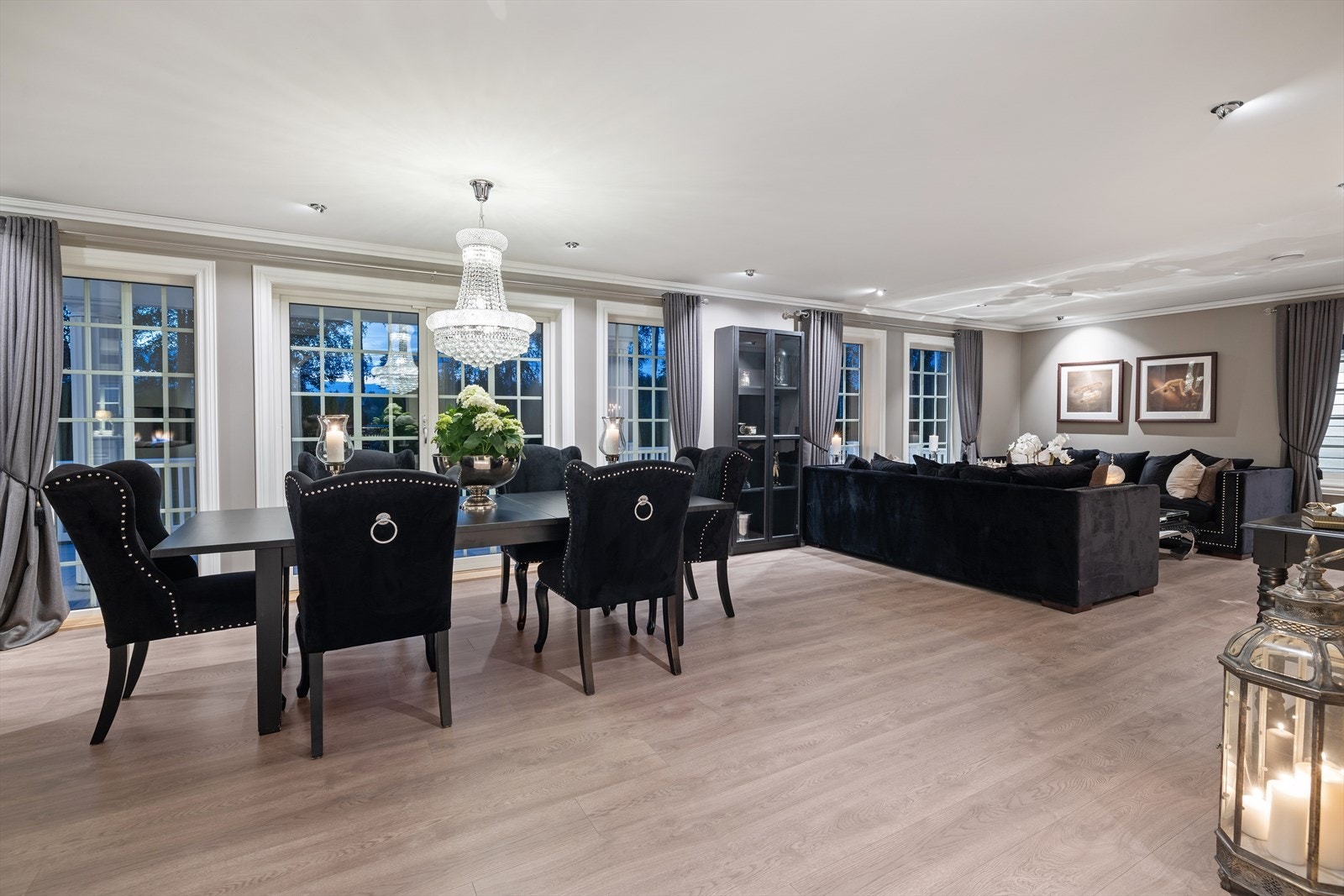 Til terrassen er det doble dører. Galleribilde