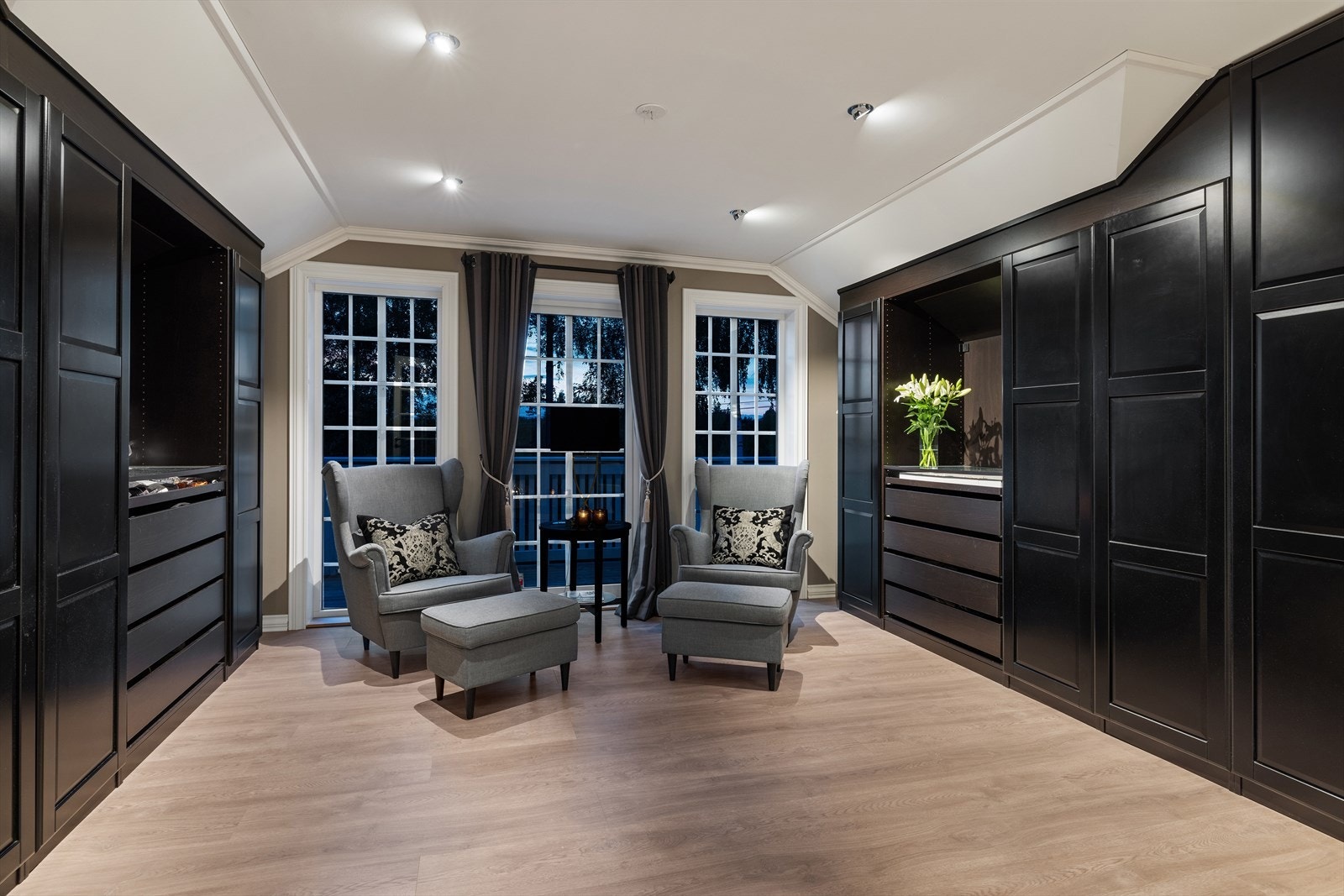 Eier har innredet loftstuen til walk-in garderobe. Dette rommet kan med enkle grep omgjøres til soverom eller stue. Galleribilde