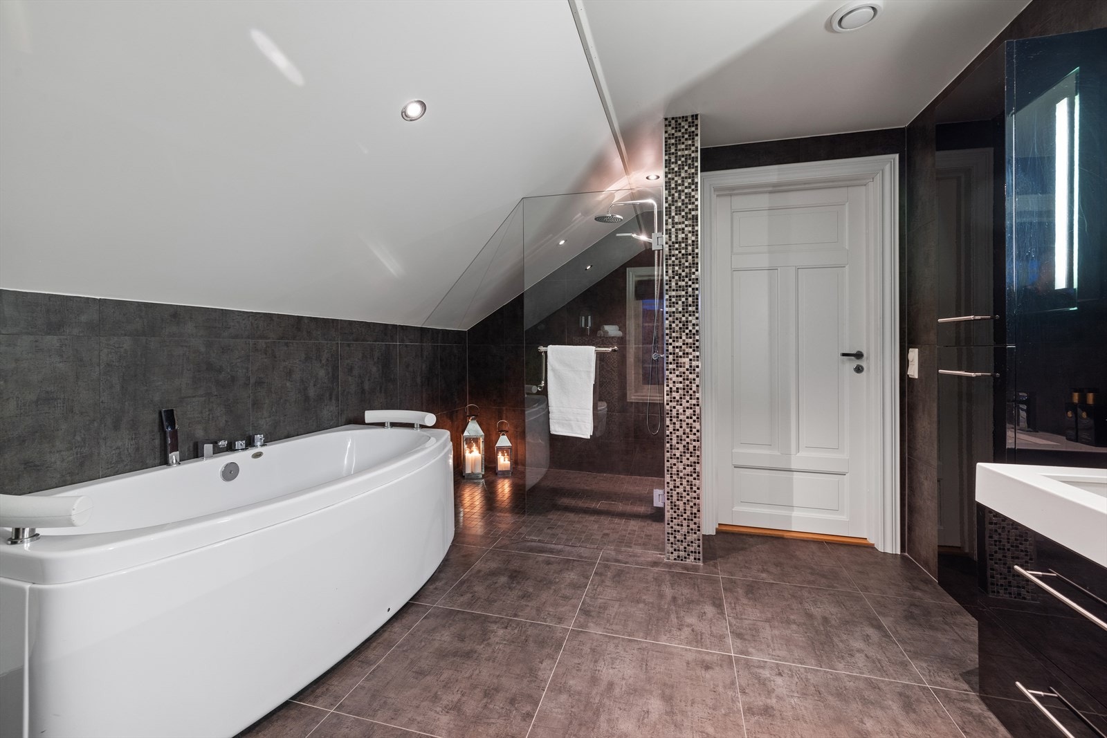 Badet er delikat innredet og dusjnisjen er svært romslig. Galleribilde