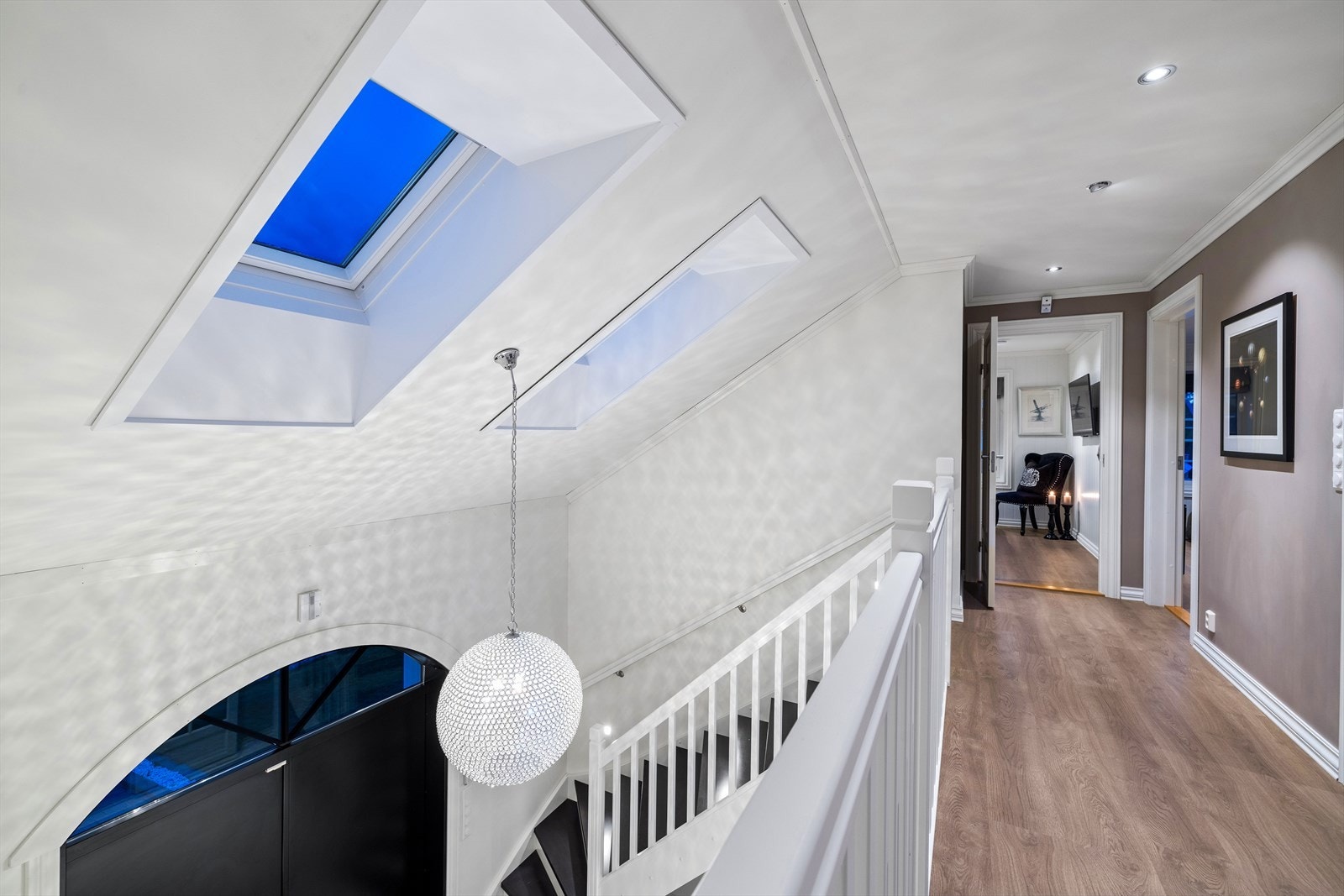 Takvinduene i hallen sørger for flotte lysforhold også for mesaninen i 2. etasje Galleribilde