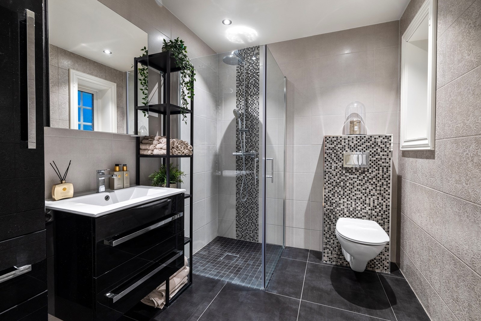 I 1. etasje er det et pent gjestetoalett. Her er det en dusj om det skulle være kø på badet i 2. etasje. Galleribilde