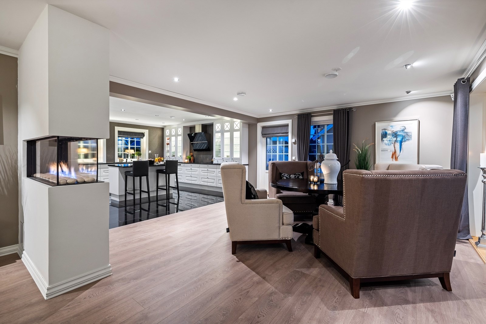 Stuen har en fin, åpen løsning mot kjøkkenet Galleribilde