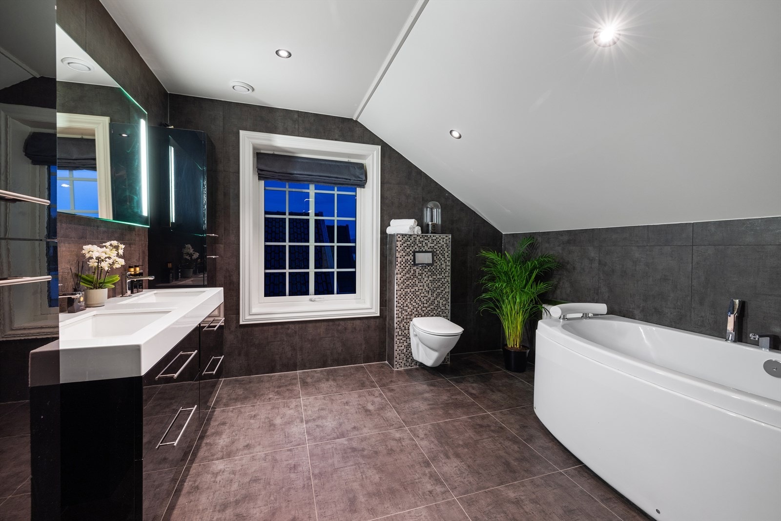 Dobbel vask og godt med oppbevaring på hovedbadet i 2. etasje.. Galleribilde