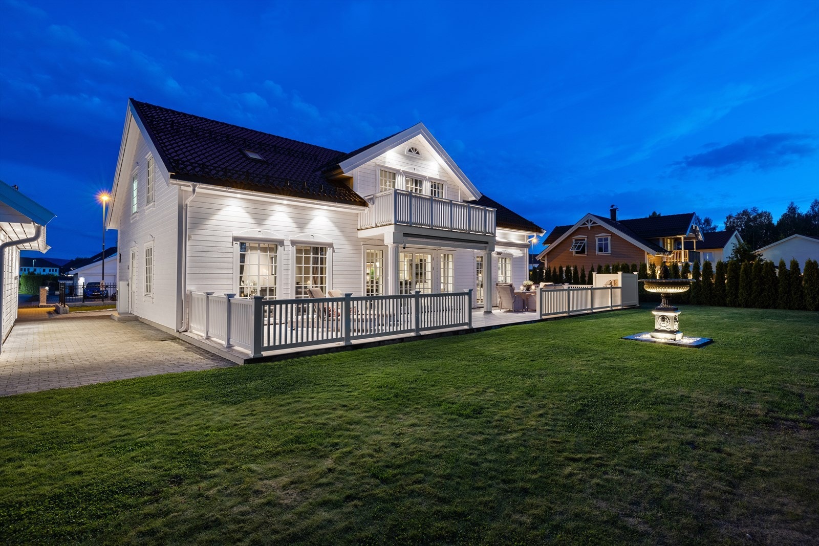 Da boligen ble oppført ble det lagt vekt på en enkel og vedlikeholdsfri hverdag. Tomten er lettstelt og terrasserekkverket er i slitesterkt materiale. Galleribilde