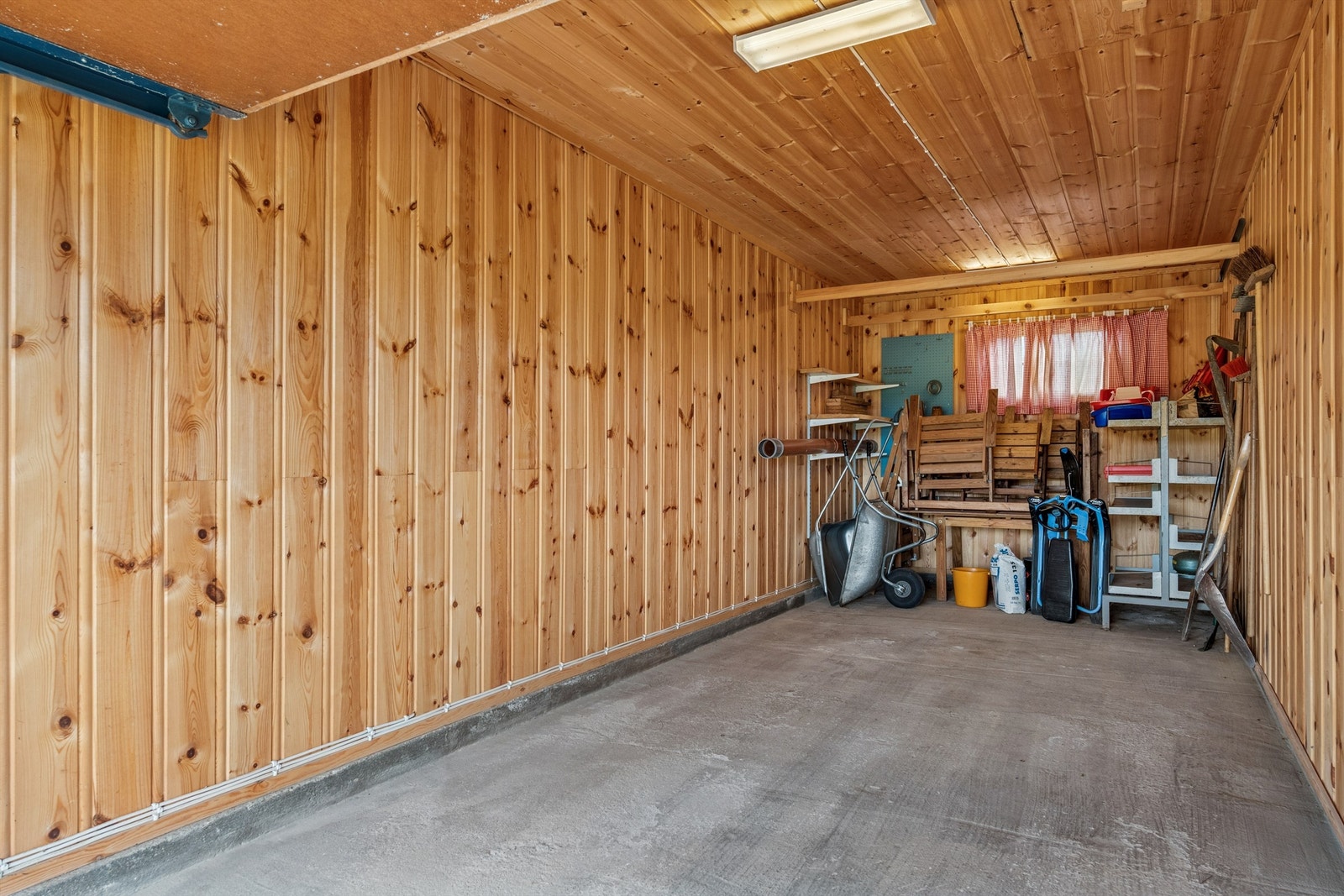 Garasjen i annekset har plass til én bil og er utstyrt med vippeport i tre. Galleribilde