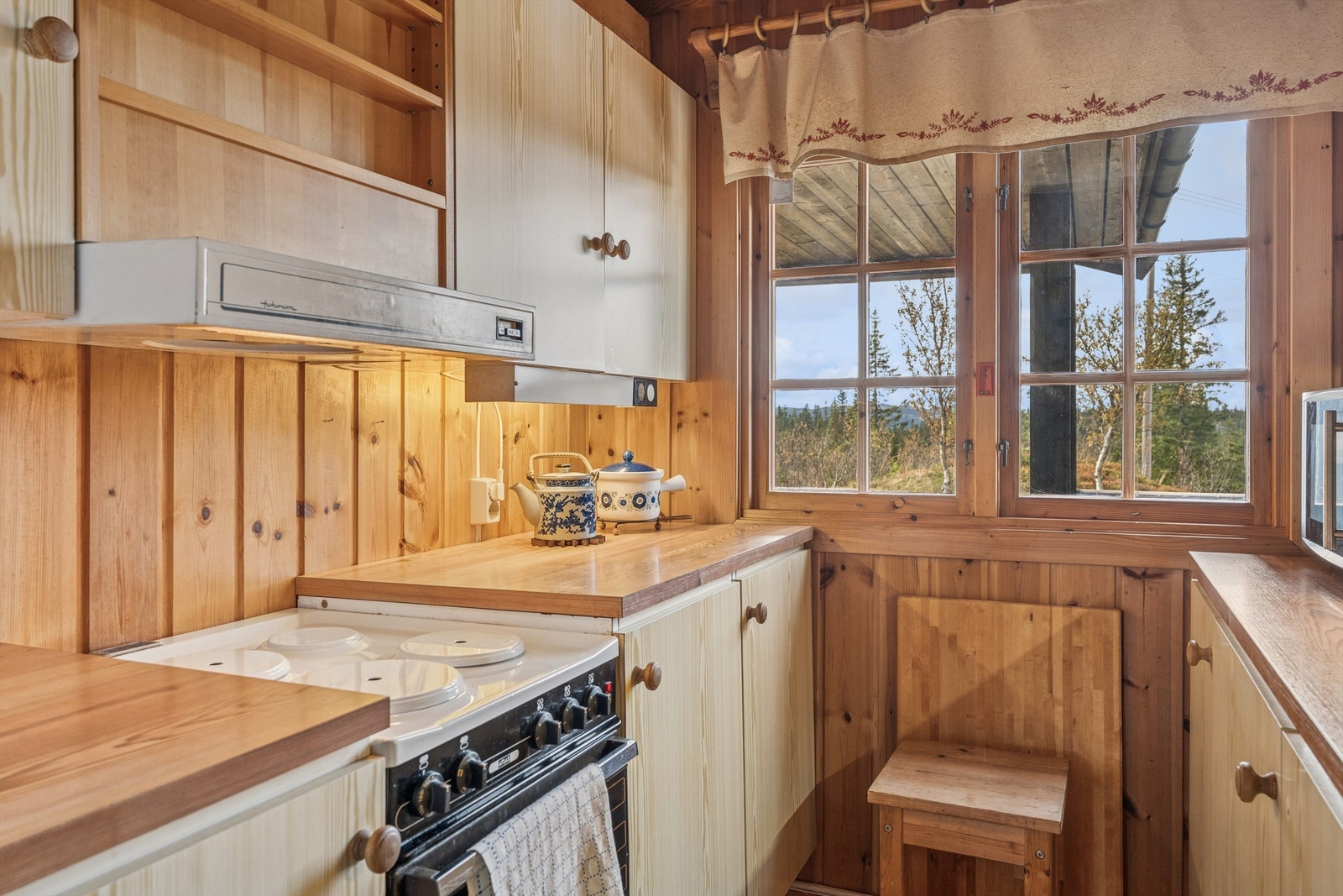 Det er installert kjøkkenventilator med avtrekk ut for effektiv utlufting under matlaging. Galleribilde