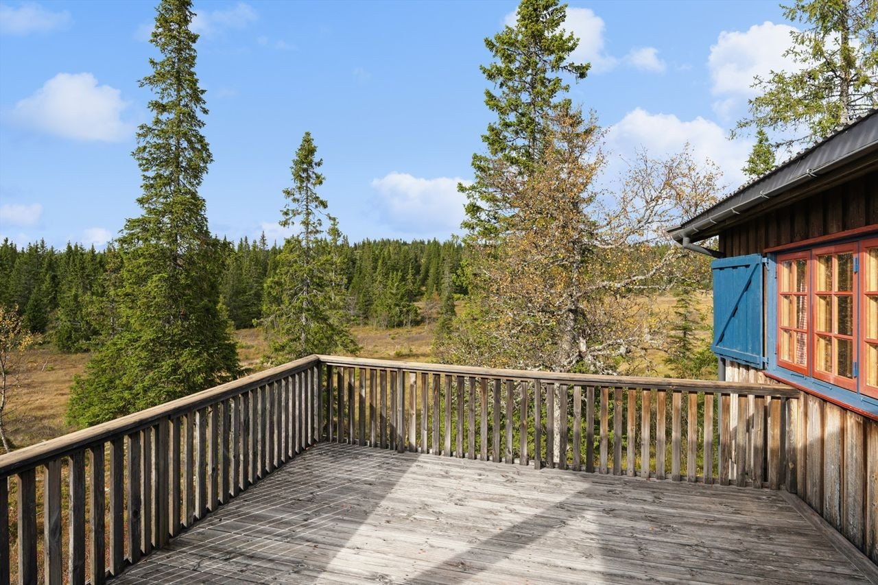 Foran inngangspartiet finner du en vestvendt terrasse på 25 m², bygget i treverk. Galleribilde