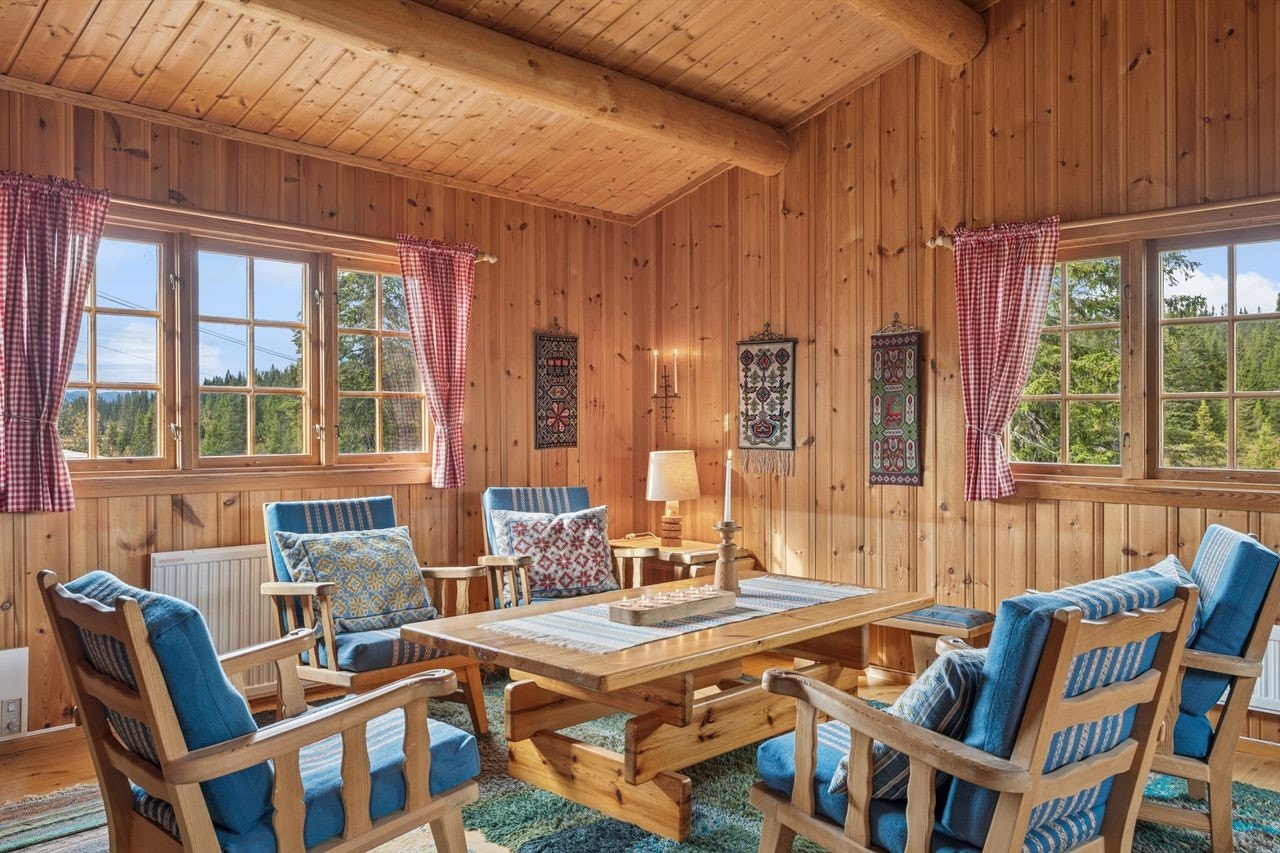 Gjennomgående trepanel på vegger og i himling understreker den lune og tradisjonelle stilen. Galleribilde