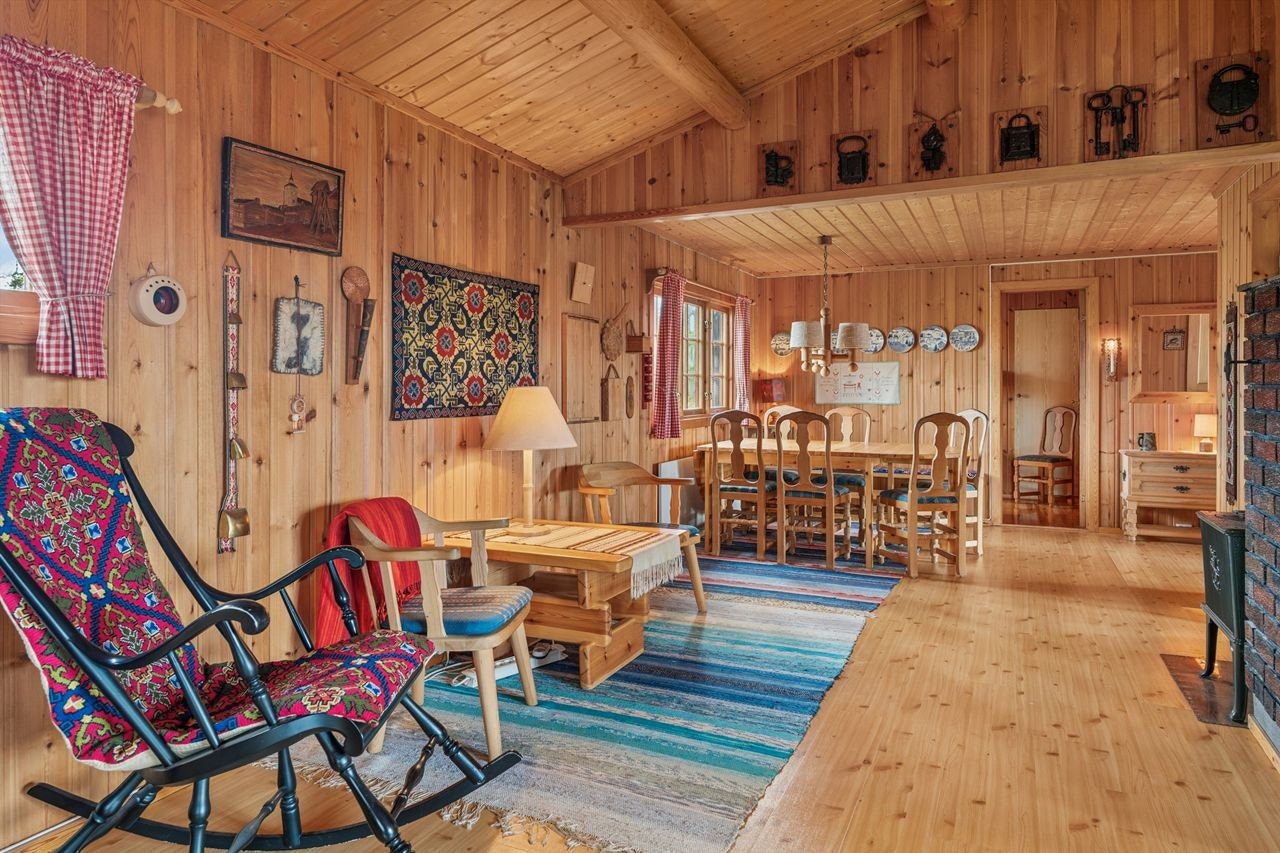 Stuen er et romslig og sosialt samlingspunkt, med åpen løsning mot spisedelen. Galleribilde