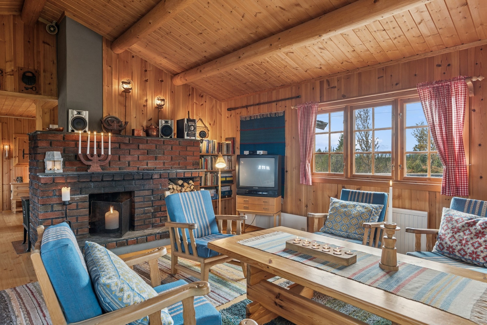 Den murte peisen med innsats gir god varme og en klassisk hytteatmosfære. Galleribilde