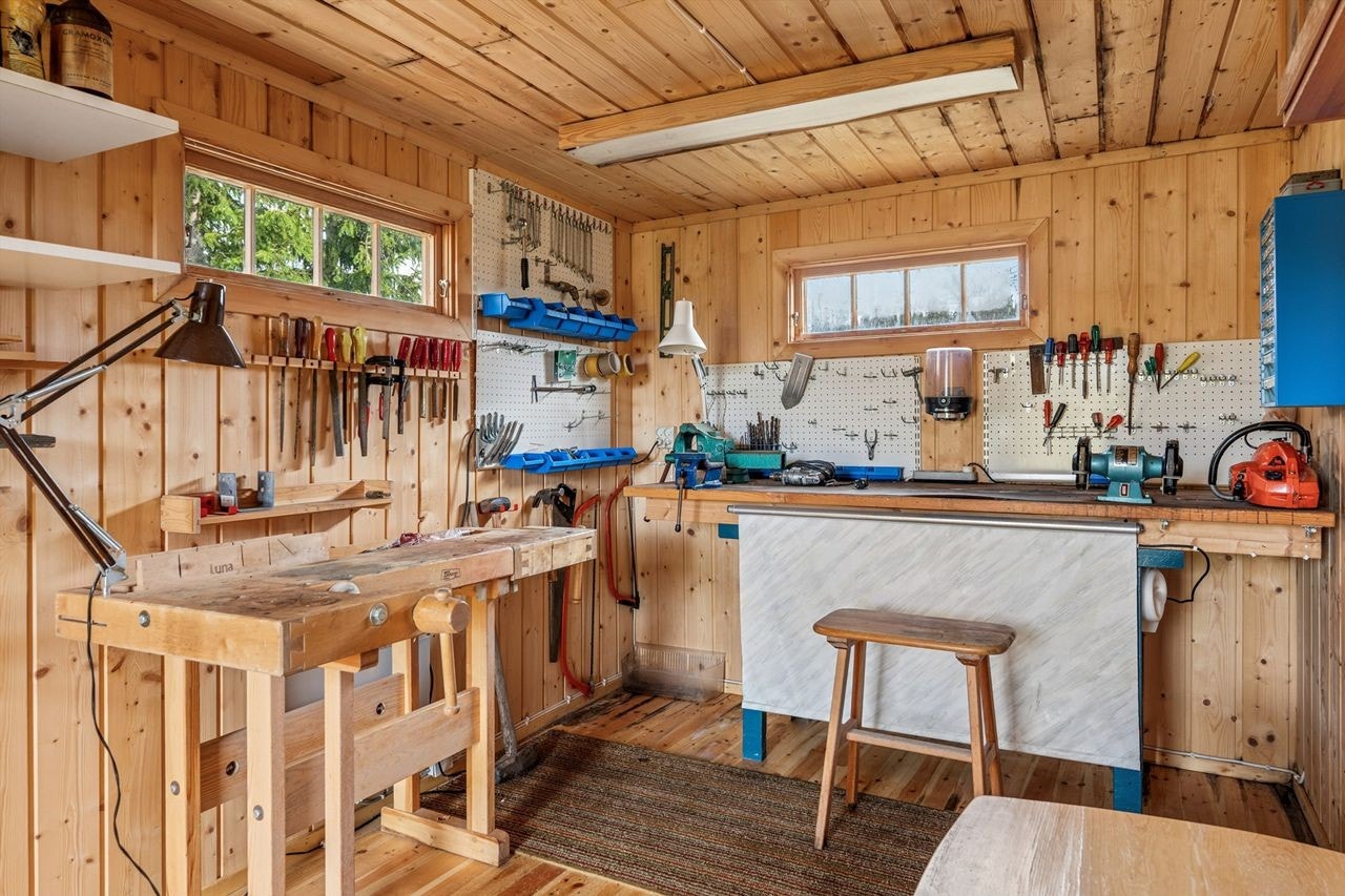 I tillegg inneholder annekset en praktisk snekkerbod med gode arbeidsflater. Galleribilde