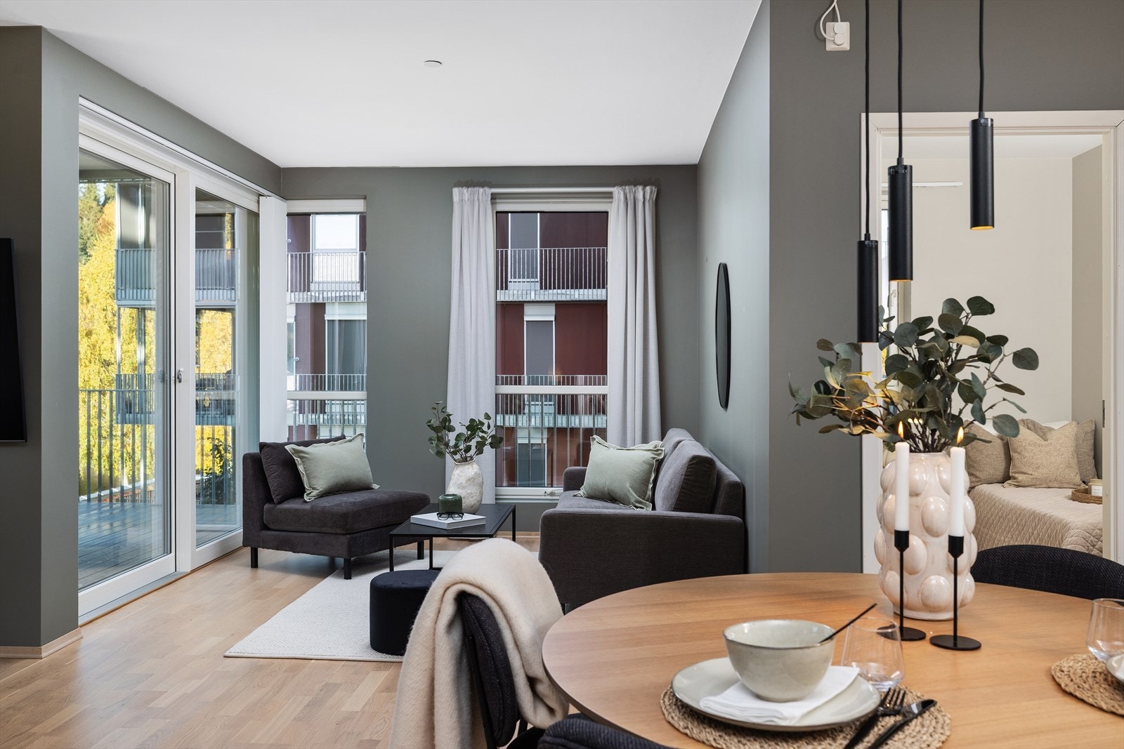 Det er store fine vindusflater i leiligheten. Vannbåren gulvvarme for behagelig inneklima. Galleribilde