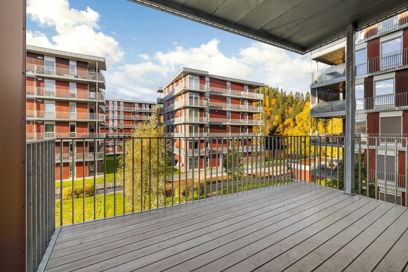 Fra terrassen er det flott utsikt og svært gode solforhold. Galleribilde