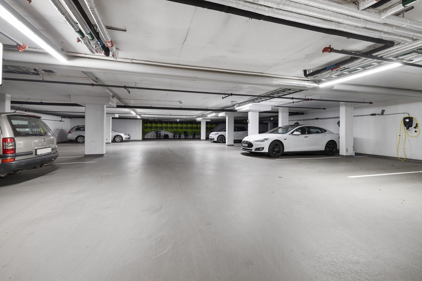 Det er mulig å leie parkeringsplass i garasjekjeller. Heis tar deg opp til riktig leilighets etasje. Galleribilde