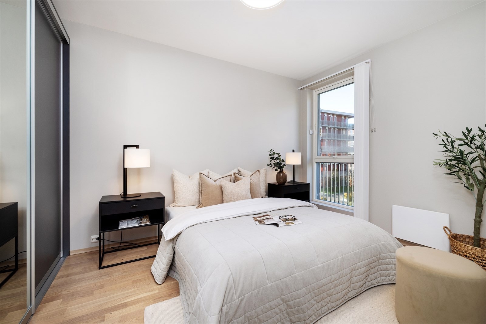 Hovedsoverom med stor skyvedørsgarderobe Galleribilde