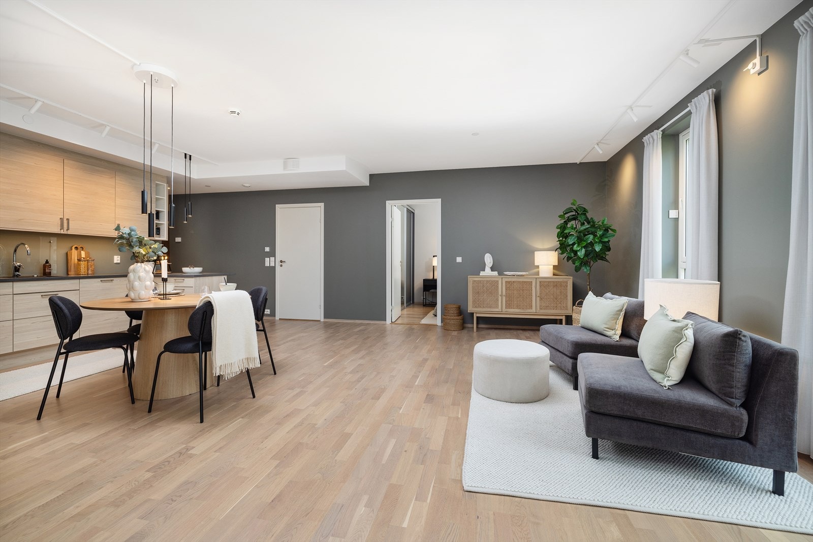 Leiligheten har ett lyst og pent gulv og fine malte slette vegger. Leiligheten har praktisk og god belysning. Galleribilde