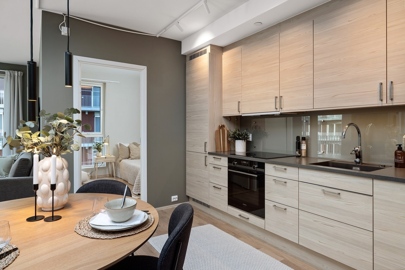 Sigdal kjøkkeninnredning med finerte fronter og takhøye overskap. Integrerte hvitevarer med stekeovn, platetopp, oppvaskmaskin og kjøl/fryseskap. Galleribilde