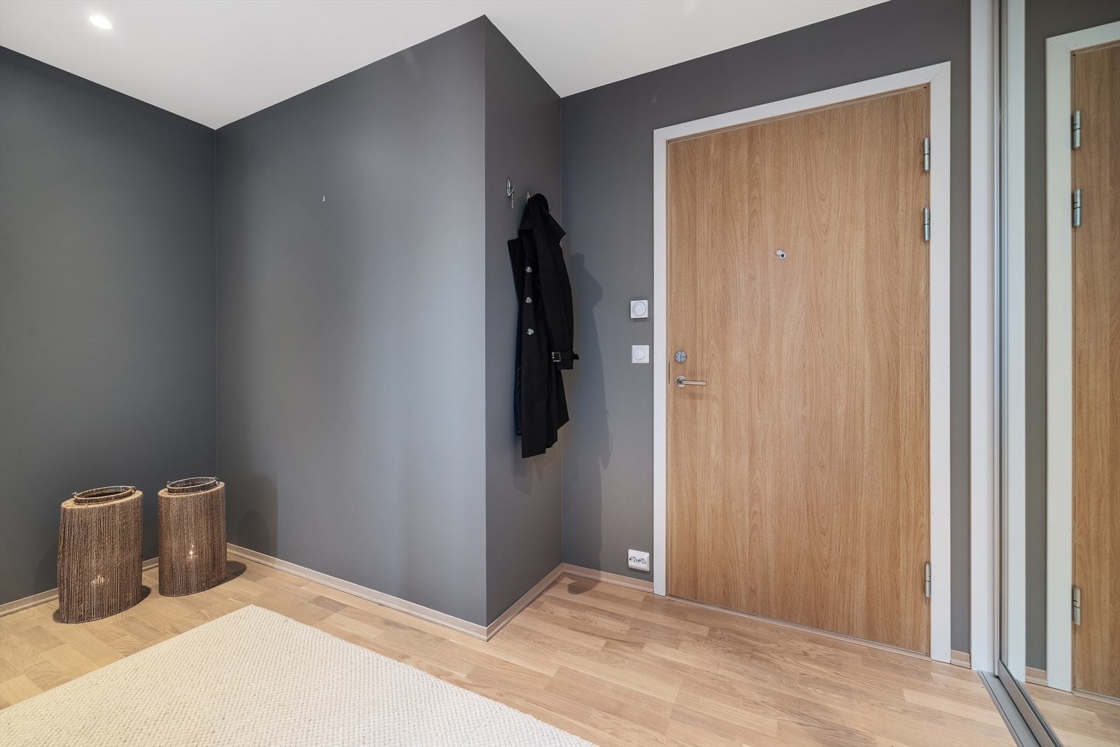 Velkommen inn! Romslig entré med skyvedørsgarderobe for avhenging av klær. Galleribilde