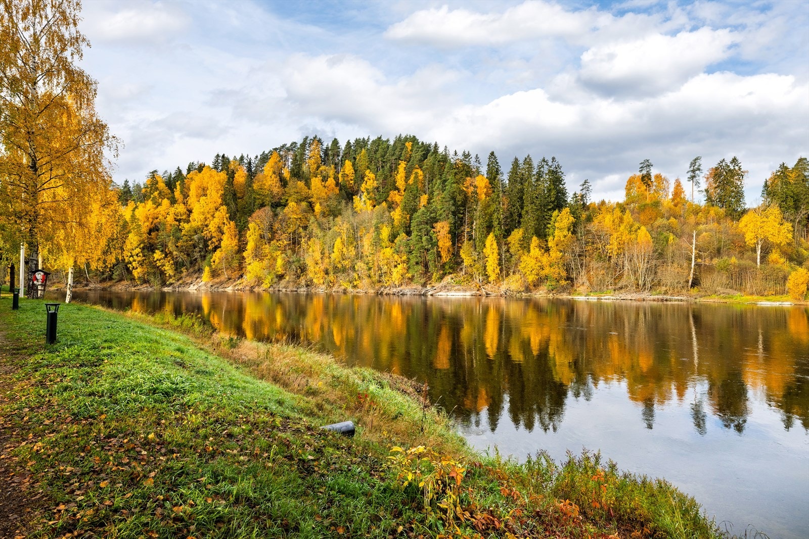 Fine uteområde med elven som nærmeste nabo. Galleribilde