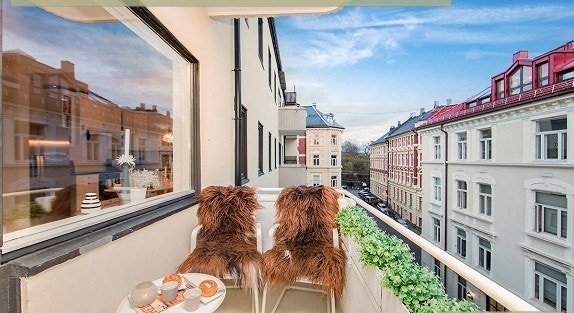 Hyggelig balkong med plass til utemøblement Galleribilde