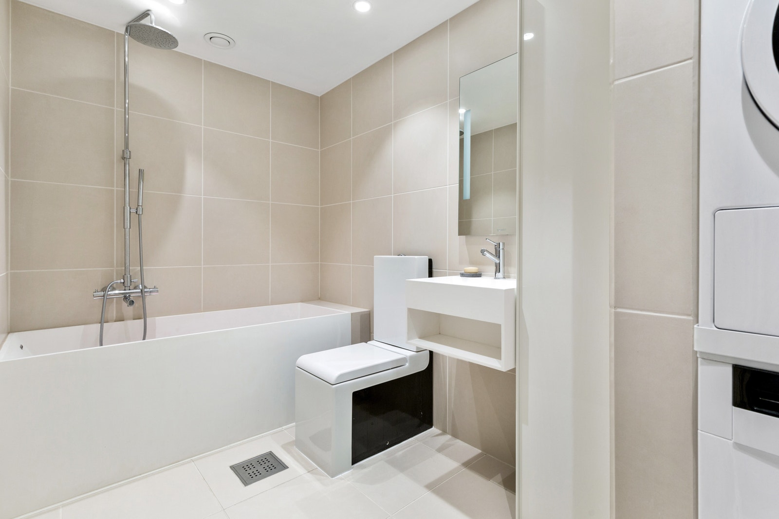 Rålekkert bad. Vaskemaskin og tørketrommel medfølger Galleribilde