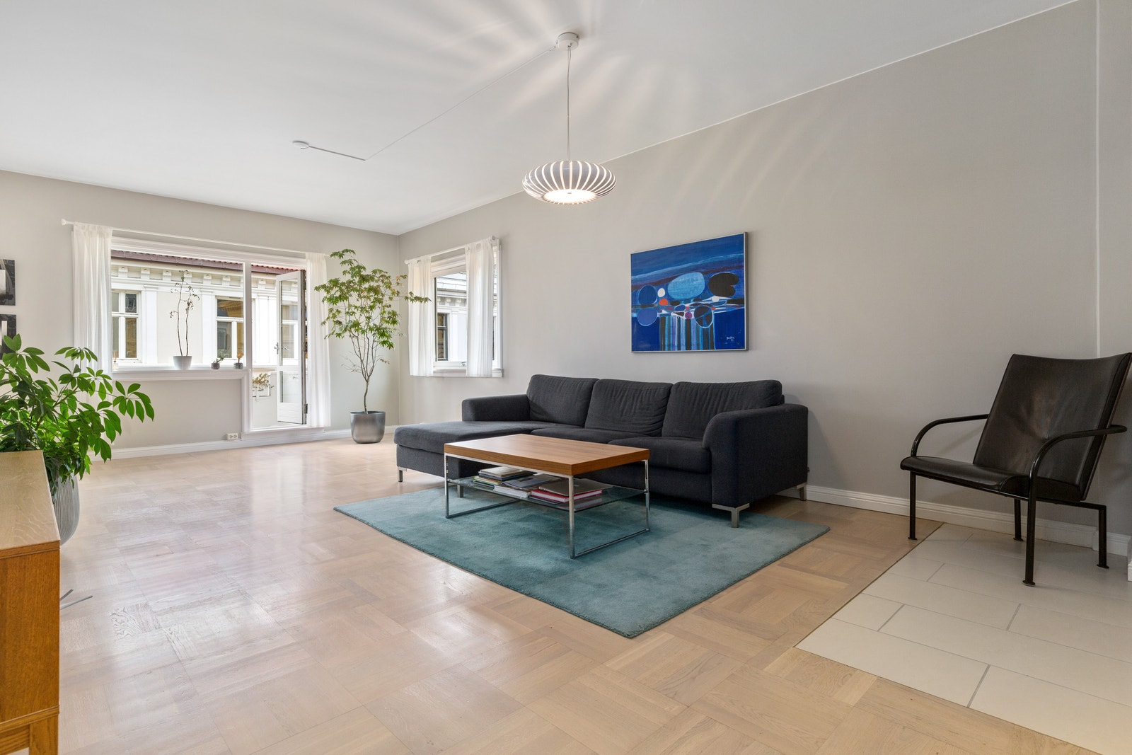 Lys og innbydende stue med gode møbleringsmuligheter Galleribilde