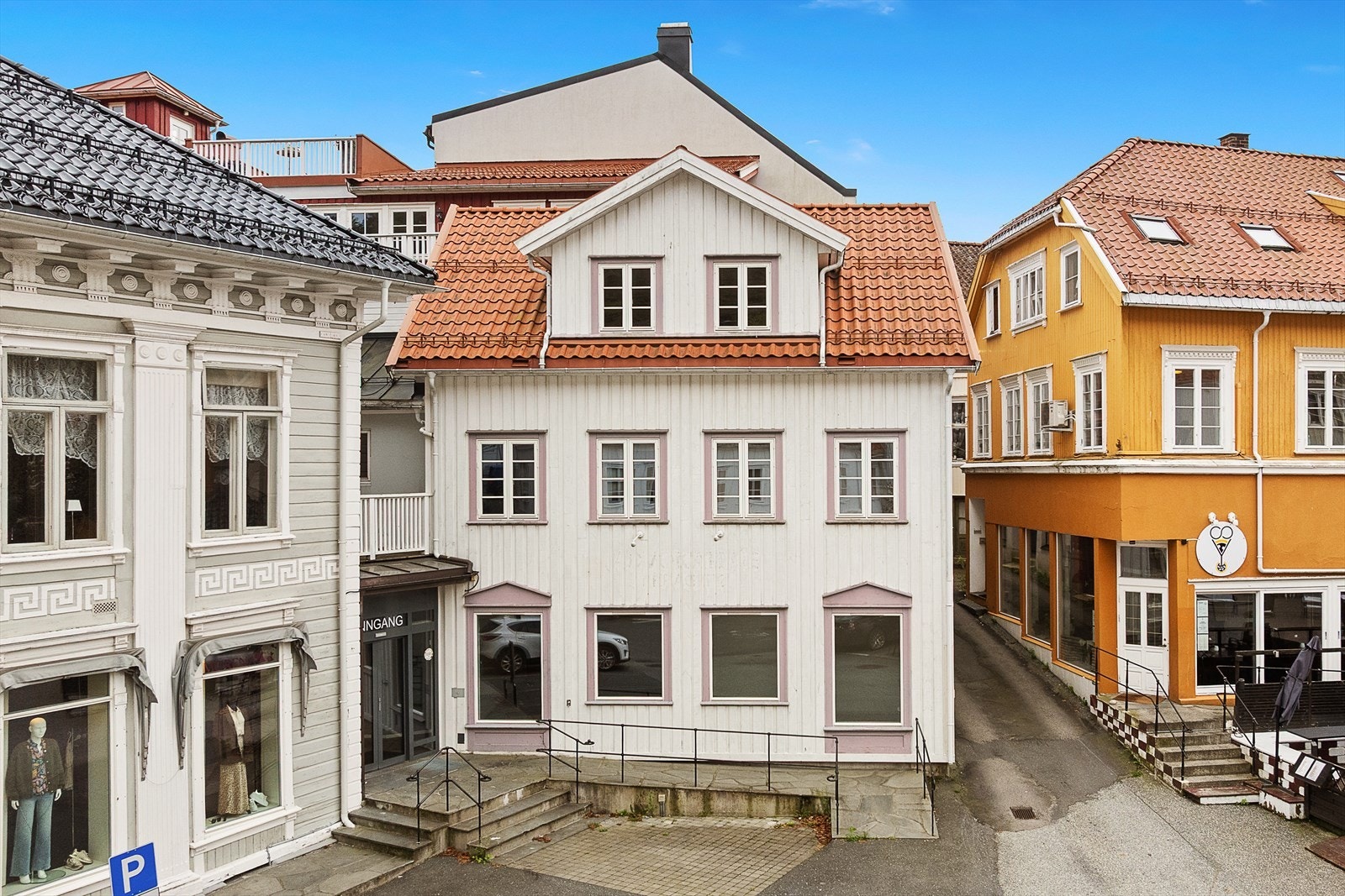 Næringseiendom i god stand på tovet, midt i Kragerø sentrum Galleribilde