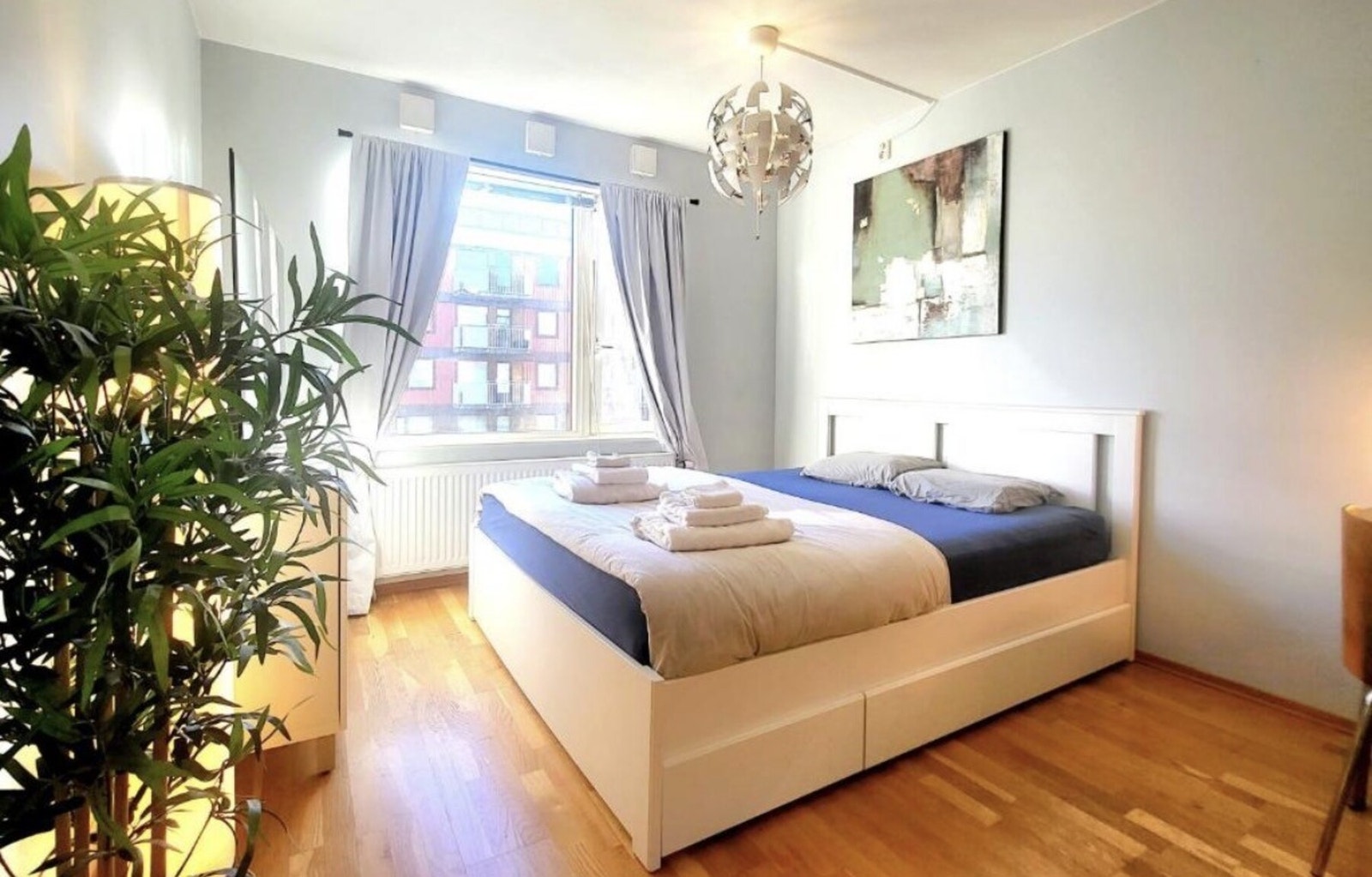 Utleiedelen ligger vegg-i-vegg med hoveddelen, rommer ca. 20 kvm og har separat inngang. Består av Stue/kjøkken, entré og bad. Galleribilde