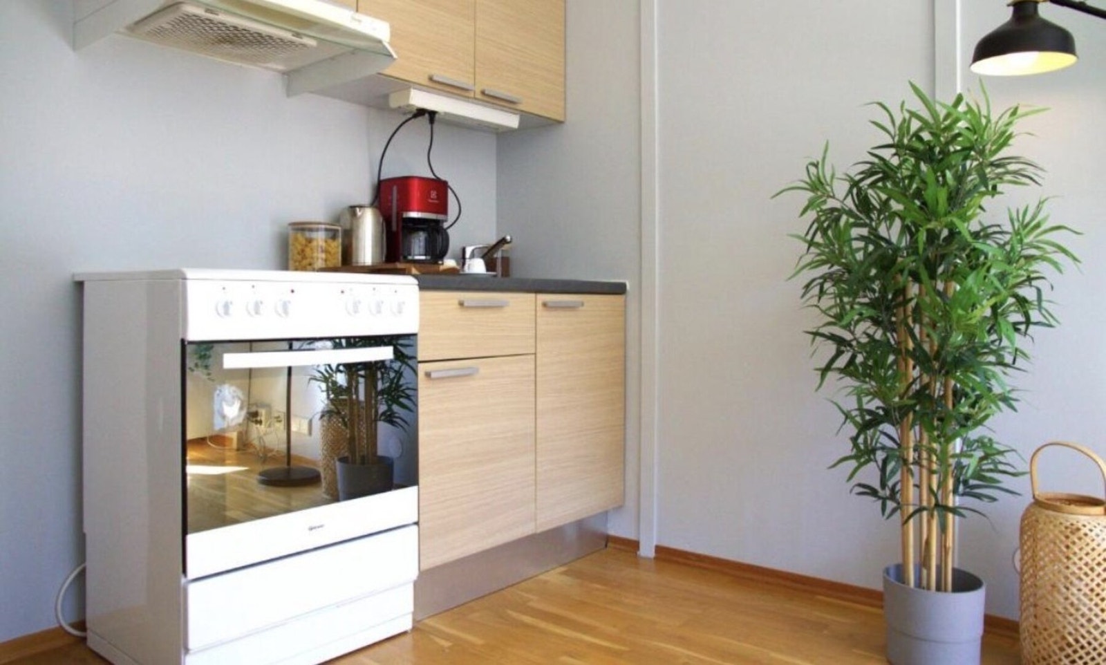 Kjøkkenet her i utleiedelen har i likhet med hoveddelen mottatt TG 1 fra byggesakkyndig. Det er kjøkkenventilator med avtrekk ut. Galleribilde